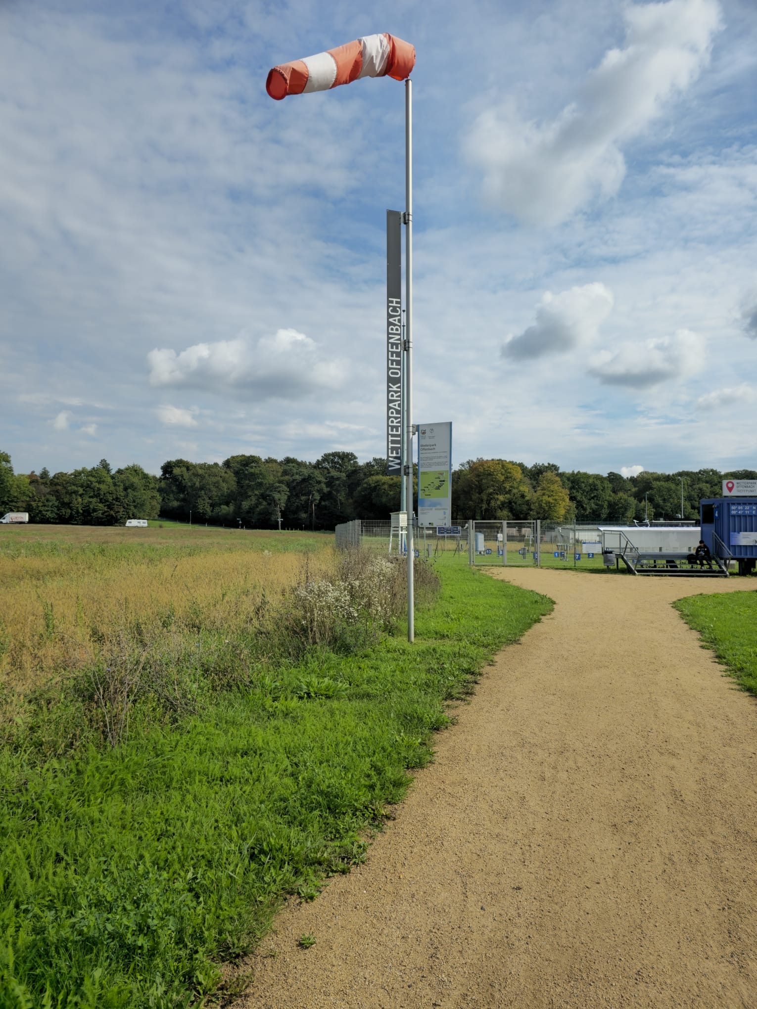 Eingangsweg des Wetterparks Offenbach mit Windsack